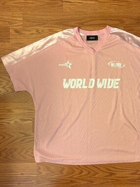 PINK WORLD WIDE V-NECK GRAPHIC RAGLAN TEE